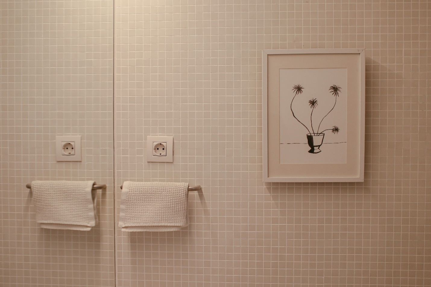 Read more about the article How to Use Wall Art in the Bathroom
